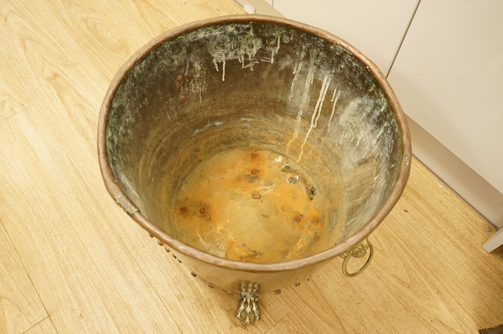 A copper log bucket with paw feet and lion-mask handles, 43cm in diameter